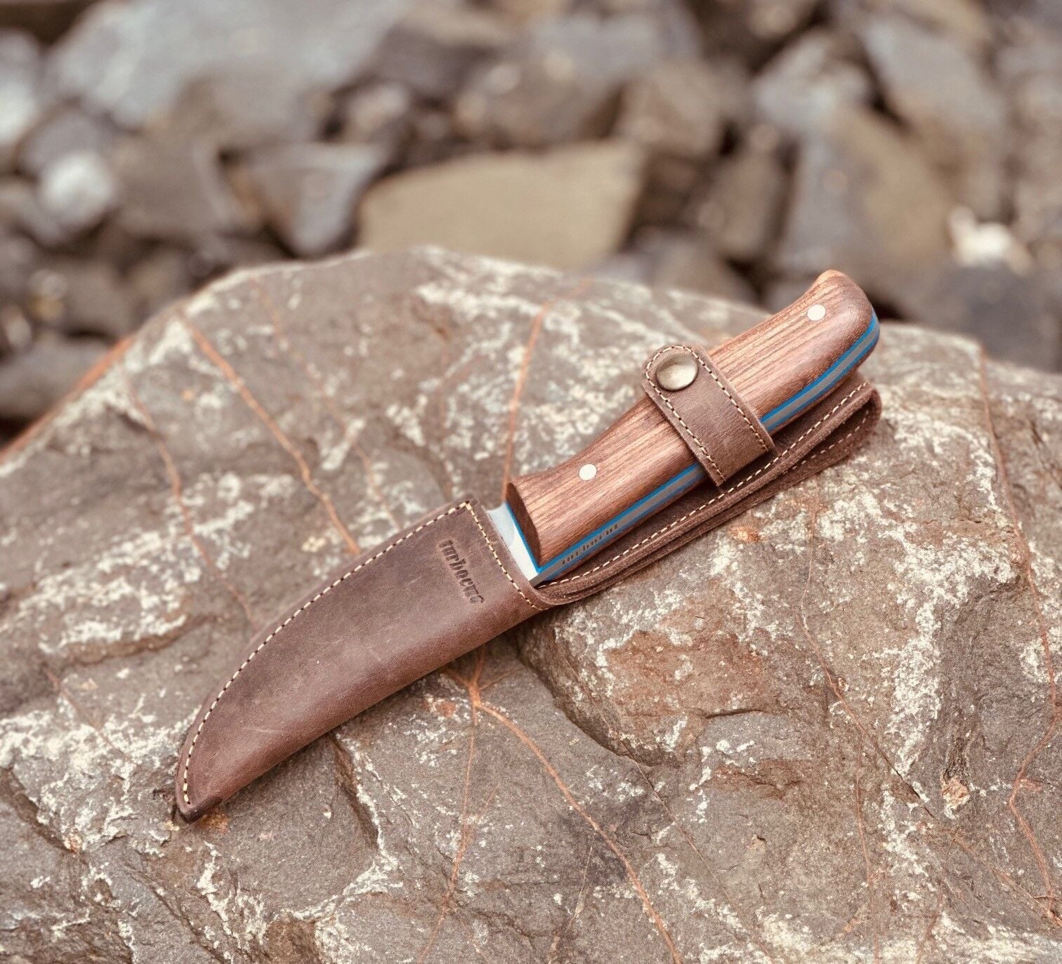 Premium Avcı Bıçağı – Doğal Ceviz Ağacı Sap – Nubuk Deri Kılıf