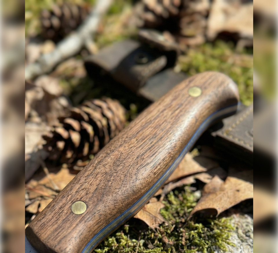 Premium Avcı Bıçağı – Doğal Ceviz Ağacı Sap – Nubuk Deri Kılıf